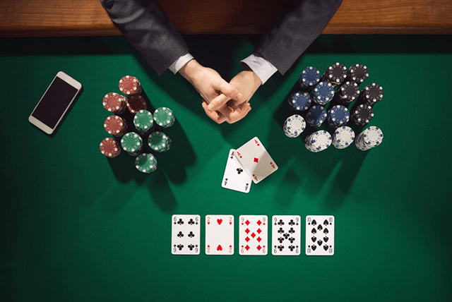 Đánh lừa người mới chơi trong game Poker khó hay dễ?